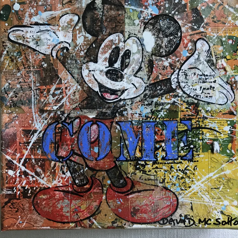 Mickey Mouse zwischen Farbspritzern, Schrift und Collageschichten